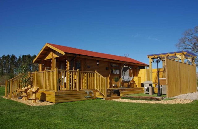 Balmoral Studio Lodge 2 Birth Log Cabin With Lake Views & Private Hot Tub