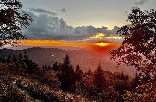 Balsam Mountain Cabin with waterfalls and a great year round view