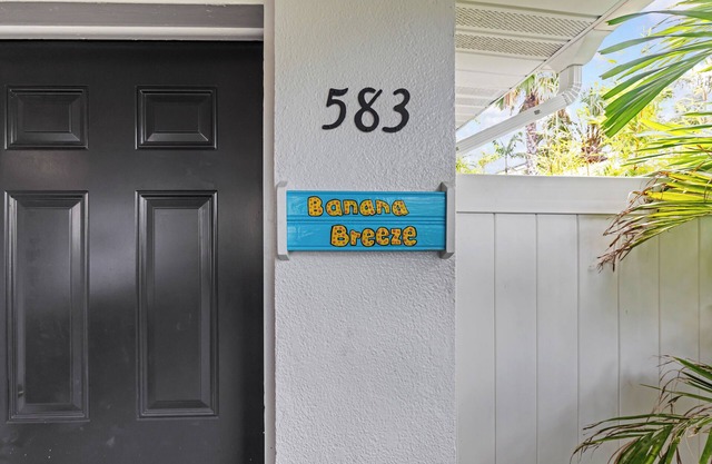 BANANA BREEZE COTTAGE. Steps away from the beach Heated pool.