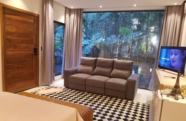 Bangalôs em meio à floresta