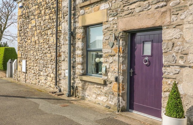 BANK END COTTAGE, pet friendly, character holiday cottage in Ingleton