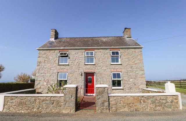 BANK HOUSE FARM, family friendly, with open fire in St Davids