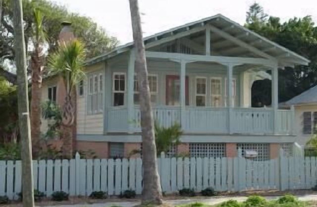 Banyan Tree Cottage in historic beach town