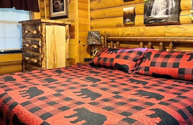 Bare Necessities-Gorgeous Two-Story Cabin in the North Georgia Mountains!