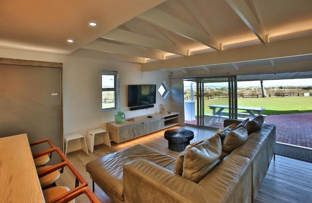 Barefootin Beachfront Cottage, Loadshedding-Proof, Steps Away from Langebaan Main Beach Bliss