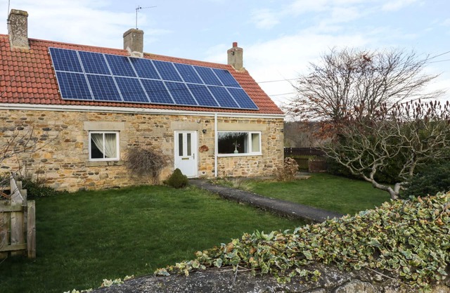 BARFORTH HALL DAIRY, pet friendly, with hot tub in Gainford