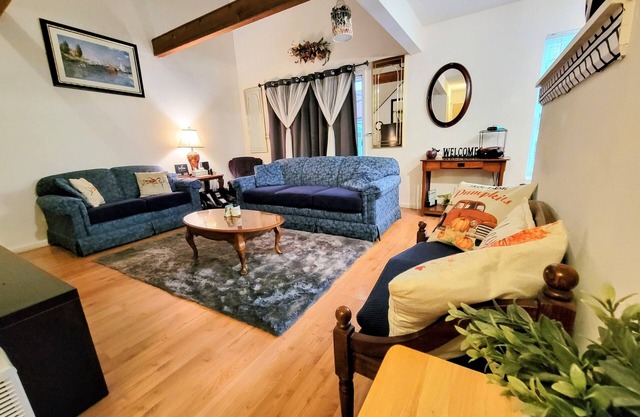 Bargain Lawrence Stay! Garage+fenced Yard, Near KU, LMH & Downtown