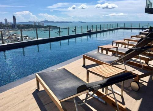 BASE Central Pattaya Quiet KING-Bed with Infinity Pool & Free Netflix!