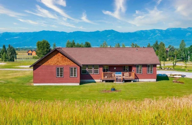 Basecamp Stays: Stylish Mtn Home, Fireplace, Views