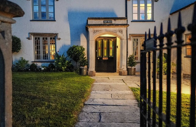 BATH HOUSE, pet friendly, character holiday cottage in Langport