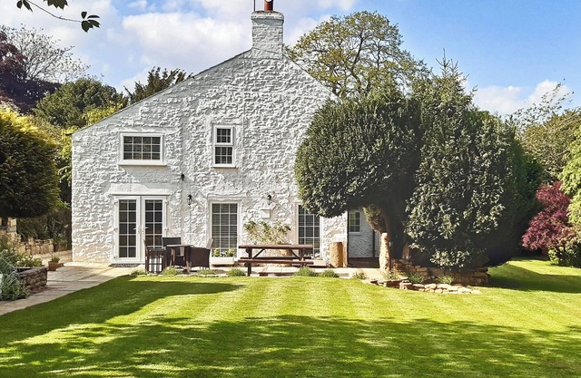 Bathurst Cottage is a delightful three bedroom detached cottage.