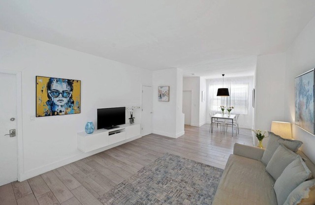 Bay apt 3 · Cozy 2 Bedroom in the heart of South Beach & WiFi.