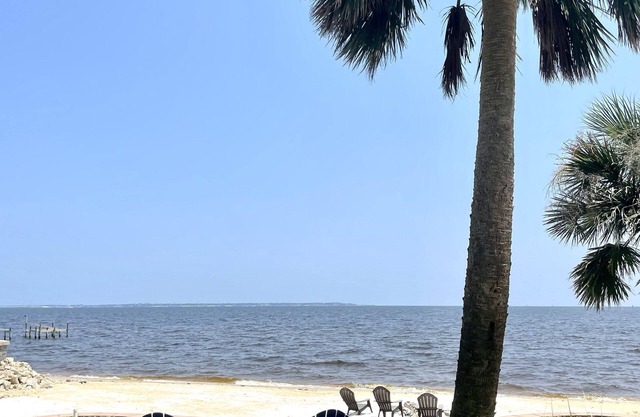 BAY HOUSE - Steps to its own Private Beach - Amazing Sunsets on the Water