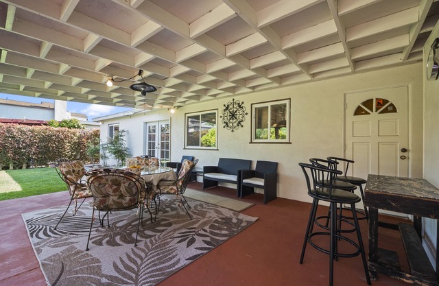 Bay Park Garden Dream - Central Location, AC, Washer/Dryer & Private Yard!