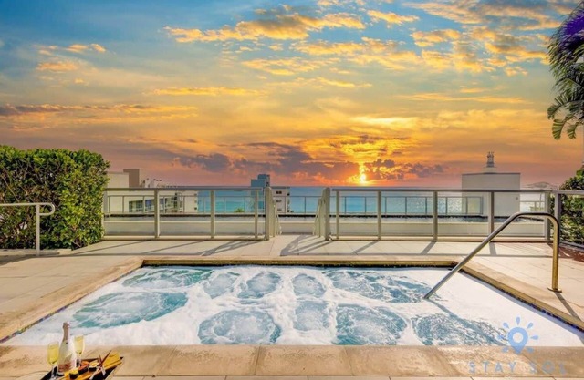 Bay View Balcony+ Rooftop Pool+ Near Beach