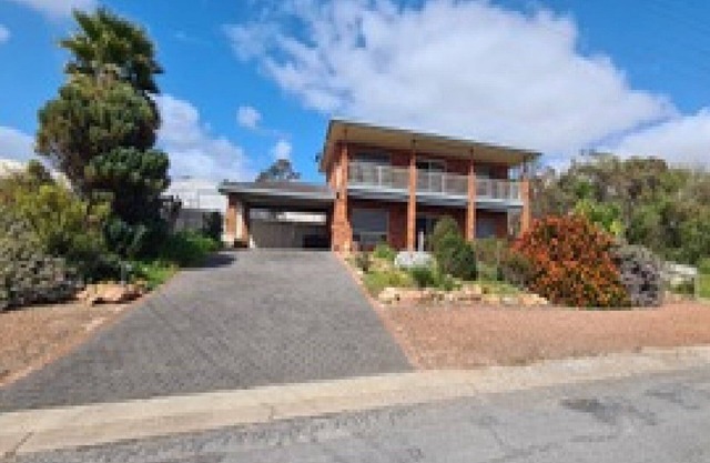 Bay Views - Modern 3 bedroom 2 bathroom brick home, on a quite street