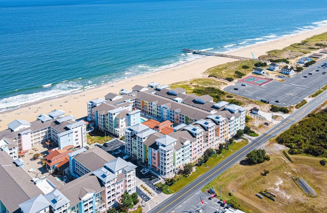 Bayfront condo with amazing sunsets, balcony, fast WiFi, 3 pools & 2 gyms