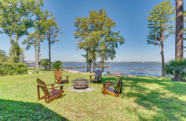 Bayfront Gem: Patio & Fire Pit in Pensacola
