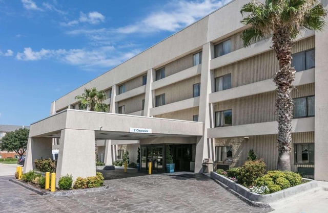 Baymont by Wyndham Arlington At Six Flags Dr