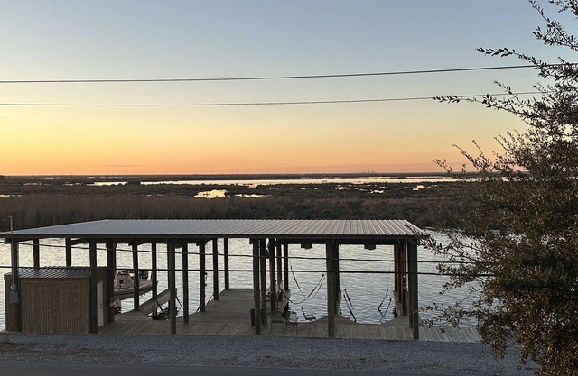 Bayou Paradise Lodge 3bed 2Bath Bunk Delacroix Fish Camp sleep 2-24 w/cargo lift