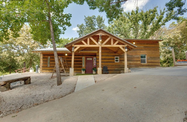 'Bayview' - Lakefront Family Cabin in Odessa!