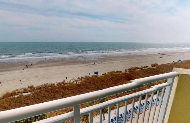 Baywatch 703, Winter Beachfront Escape, Poolside Views, Sea Breeze