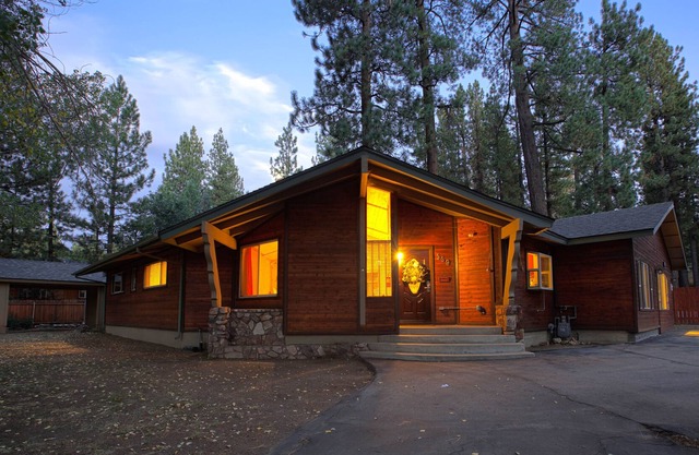 BBCourt Sleeps 16 5b Game Room