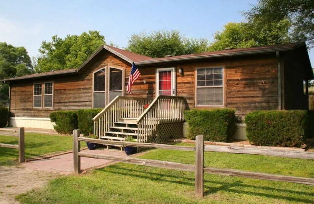 Be Well Bunkhouse - Tranquil Home with Rustic Charm & Homey Touches