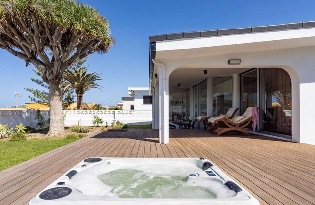 Beautiful private villa for 5 people with hot tub, WIFI, TV, terrace and panoramic view