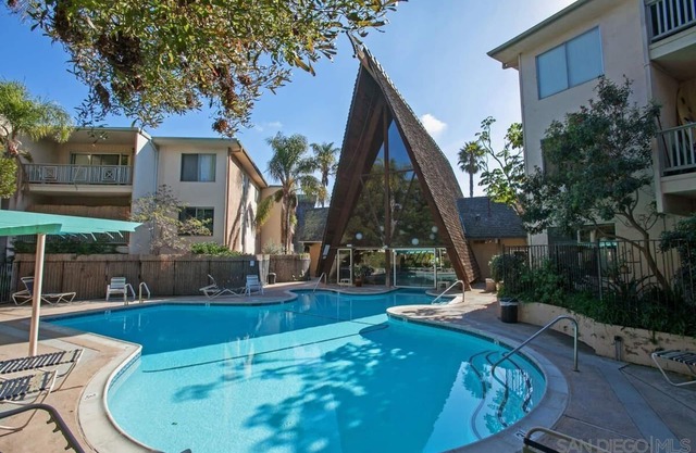 Beach 1BR Retro Tiki Condo Pool + Parking Balcony King Bed Top Floor
