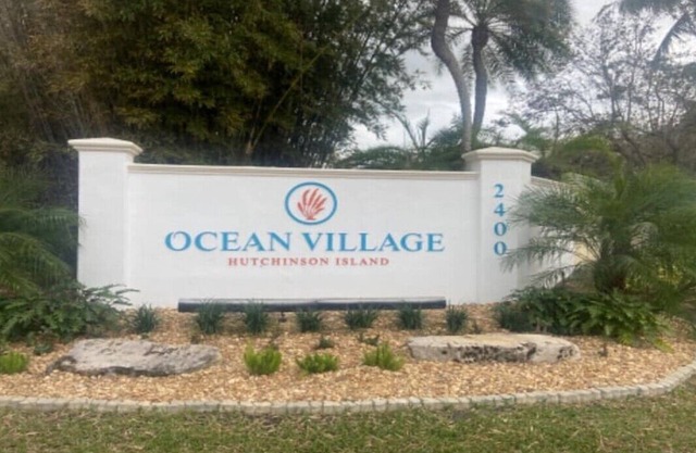 Beach,4Pools,Tennis,PickleBall,FitnessCtr,Bocce,Restaurant&Tiki,Golf,RecDept.