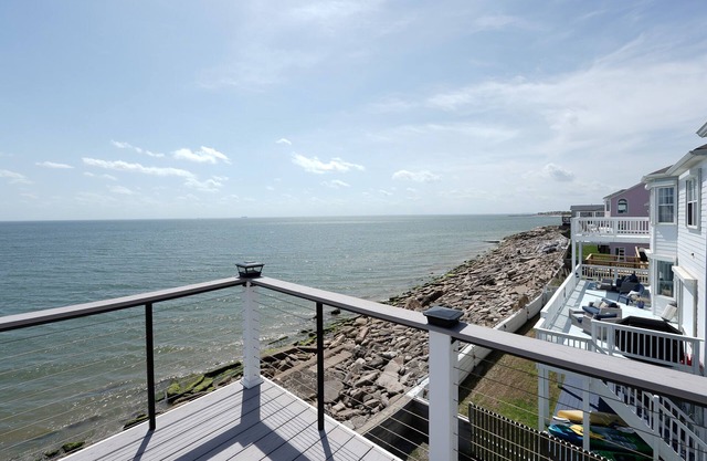 BEACH ACCESS LUX ISLAND PROPERTY - FAMILY GAME ROOM - 15 MIN WALK TO THE BEACH