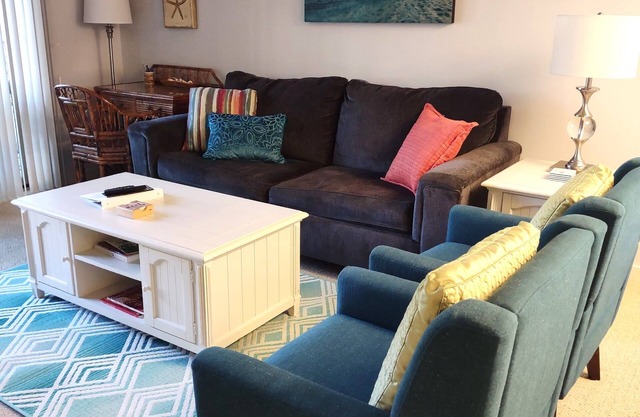 BEACH Across Street, Walk to Restaurants/Coligny, 2 King Beds, 1st Floor Villa