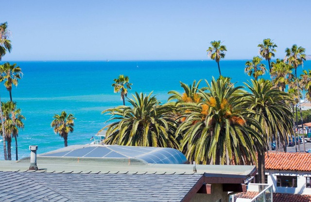 Beach bungalow near beach & San Clemente Pier with private balcony & ocean views