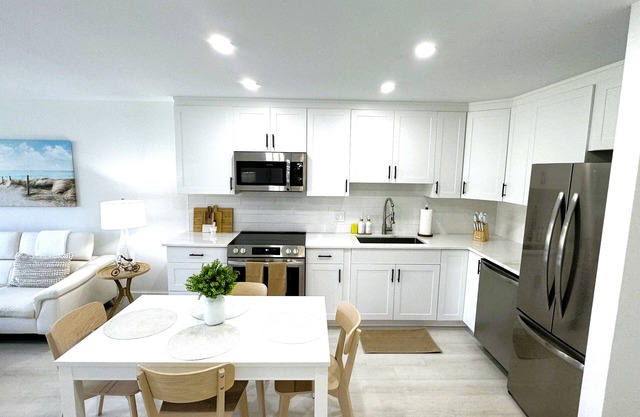 Beach Condo in Ocean Village !nEntire Rental Unit in Fort Pierce, Florida .n