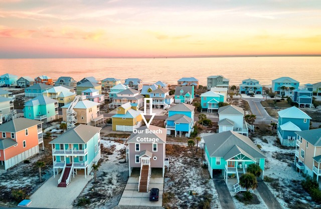 *Beach Cottage* ~4 min walk to beach! Peak-a-Boo Gulf Views!
