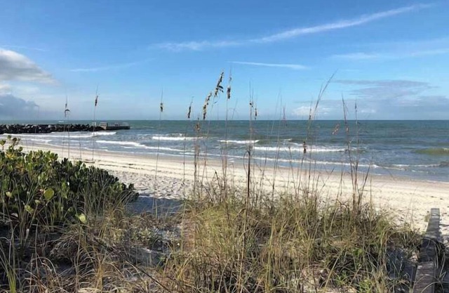 Beach Cottage-Pass a Grille- Steps to beach