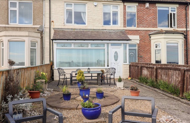 BEACH COVE VIEW, pet friendly, with hot tub in Newbiggin-By-The-Sea