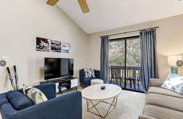 Beach Escape, 1 block from the Beach and POOL