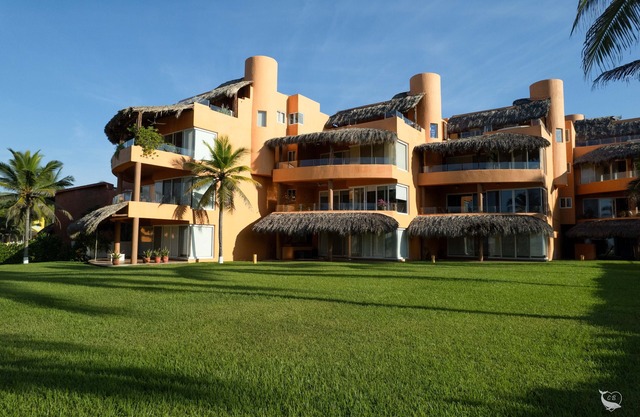 Beach front 3-bedroom condo on Playa Blanca in fantastic Zihuatanejo