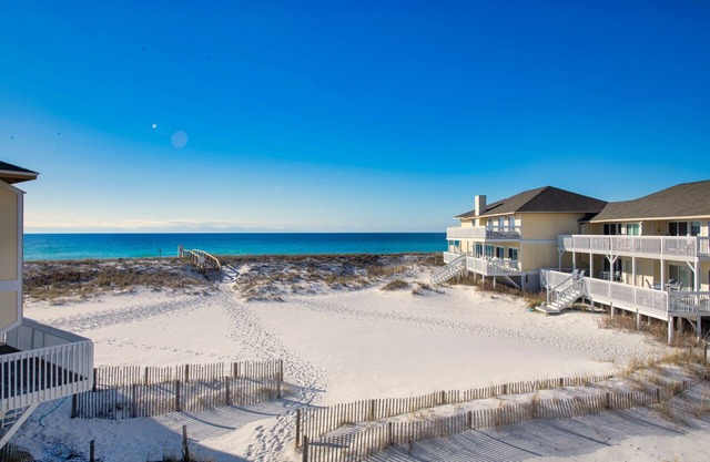 Beach front - On the sand - FREE beach Service - Sleeps up to 6. Renovated-clean