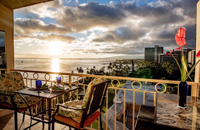 Beach Front Studio With Spectacular Ocean Views