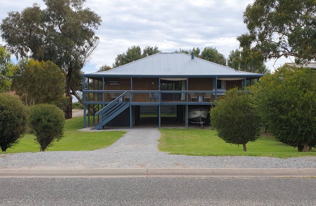 Beach House-5 minutes to beach, with deck surrounding house, family friendly