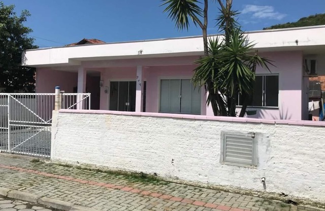 BEACH HOUSE IN BOMBINHAS 200 METERS FROM THE BEACH.