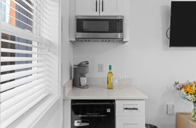 Beach House OKI - King Room in hotel on Oak Island, North Carolina