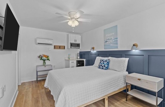 Beach House OKI - Queen Room in hotel on Oak Island, North Carolina