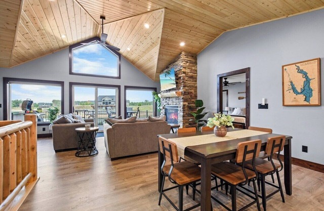 Beach House on Lake w/Game Room, WI Dells 30 min