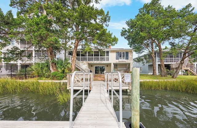 Beach House on Tidal Creek, Dock, Screen Porch, Easy Walk to Beach, Dog Friendly