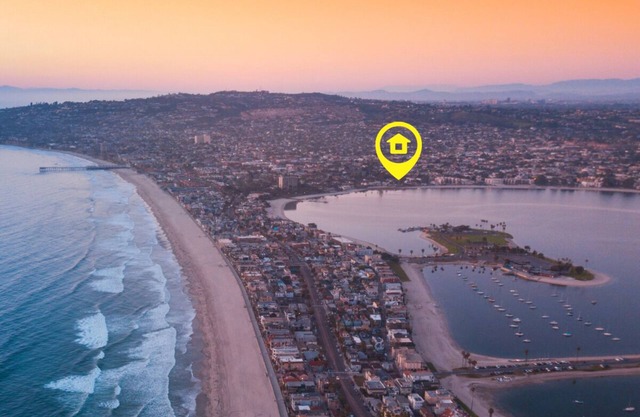 Beach House one block from Mission Bay w/AC