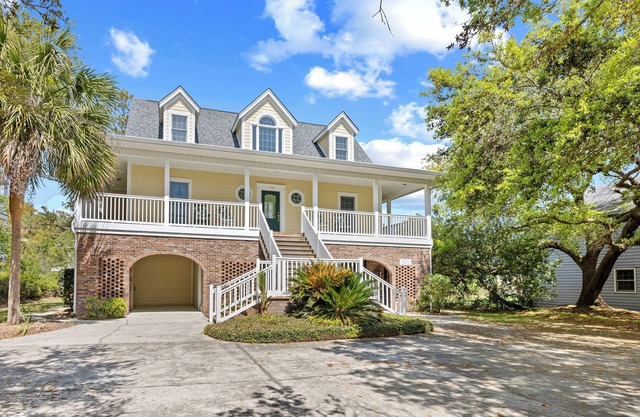 Beach house, split floor plan, spacious sundeck, walk to beach, dog friendly